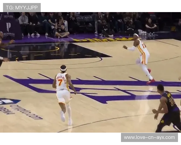 NBA后场长传跨场助攻，精准度吓坏球迷