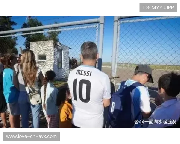 梅西低调家庭夜晚被粉丝偶遇，合影温馨传播